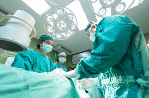 Chirurgiens en blouse verte durant opération