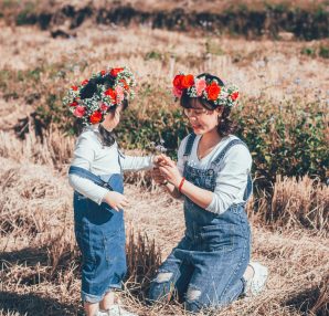 mère et fille habillées en salopette en jean avec couronnes de fleurs