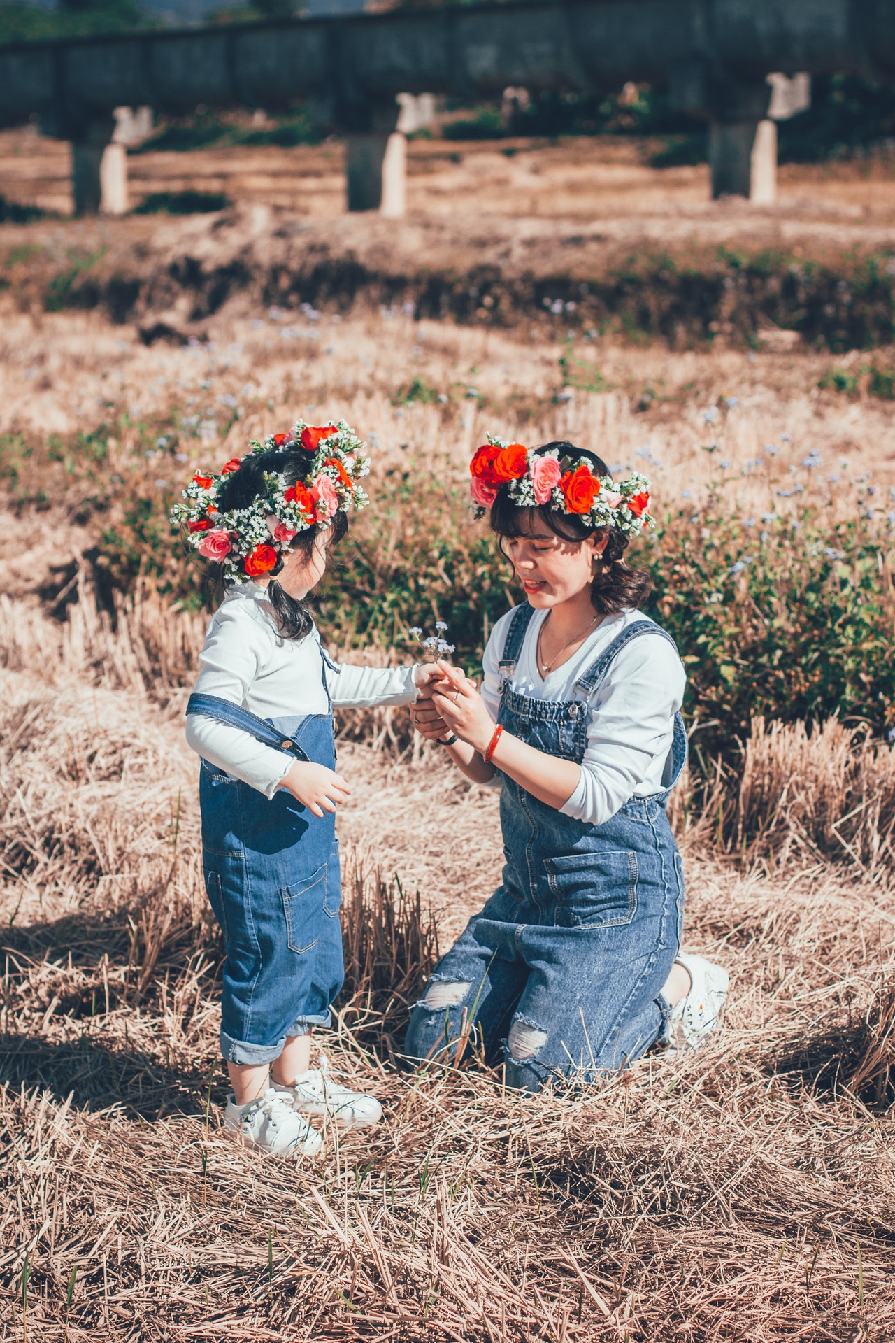 mère et fille habillées en salopette en jean avec couronnes de fleurs