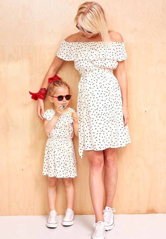 mère et fille en robe blanche à pois et converses blanches