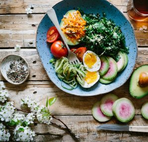 Assiette de salade composée avec des produits frais et des oeufs