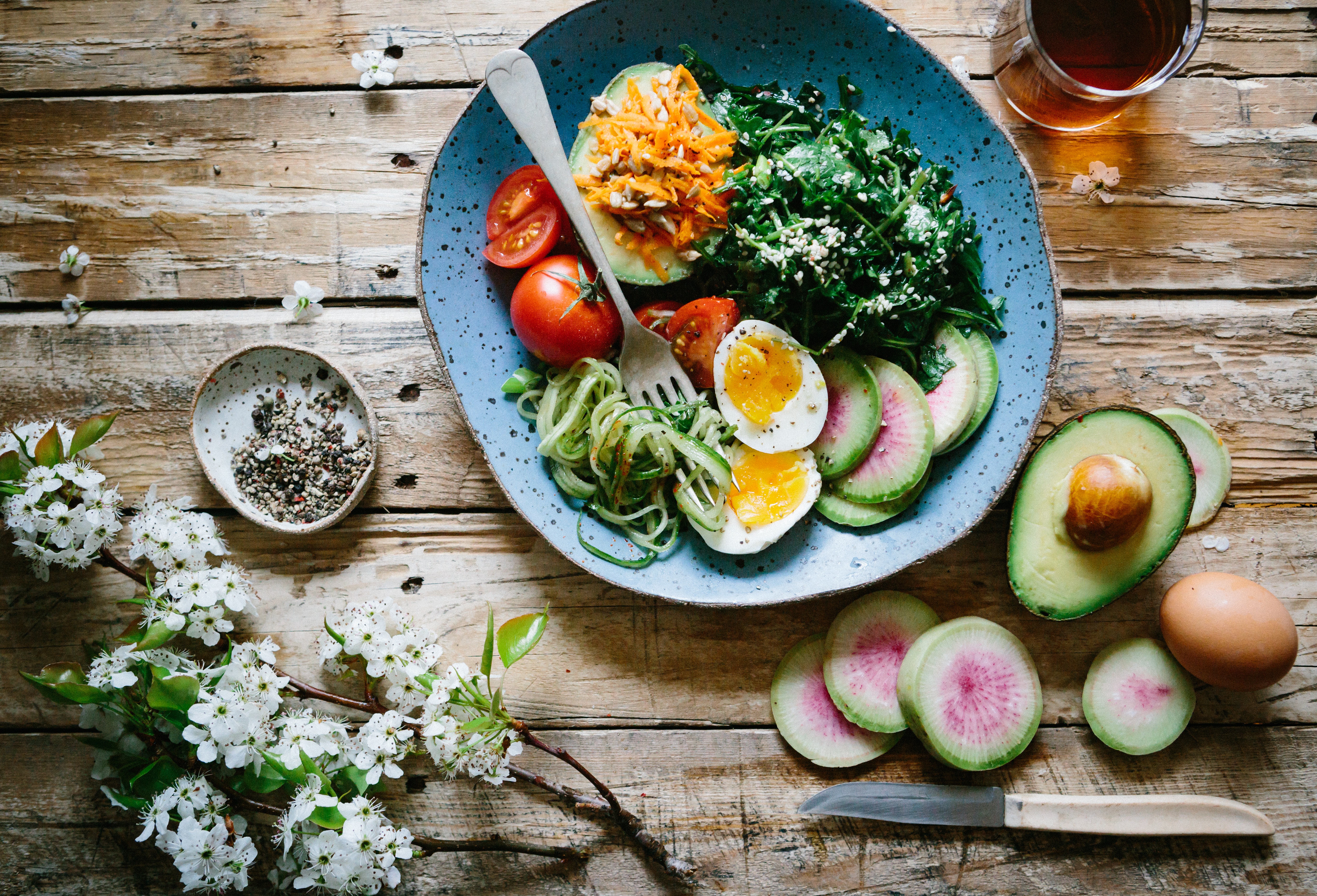 Assiette de salade composée avec des produits frais et des oeufs