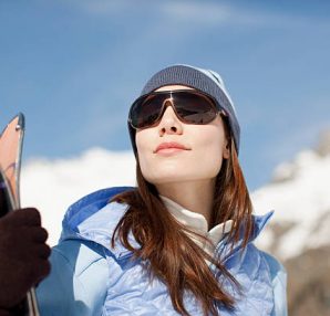 Femme à la montagne en tenue de ski