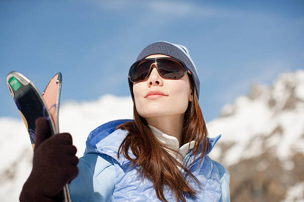 Femme à la montagne en tenue de ski