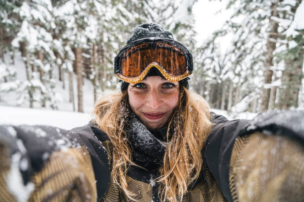 Femme qui se prend en selfie au ski