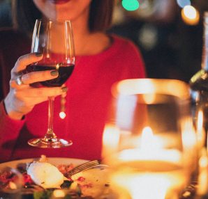 Jeune femme à table pour un dîner romantique lors d'un premier rendez-vous