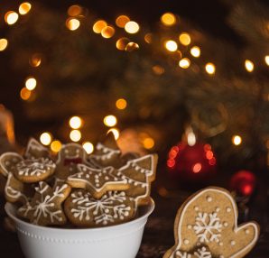 biscuits de noël dans un bol devant un sapin de noël éclairé