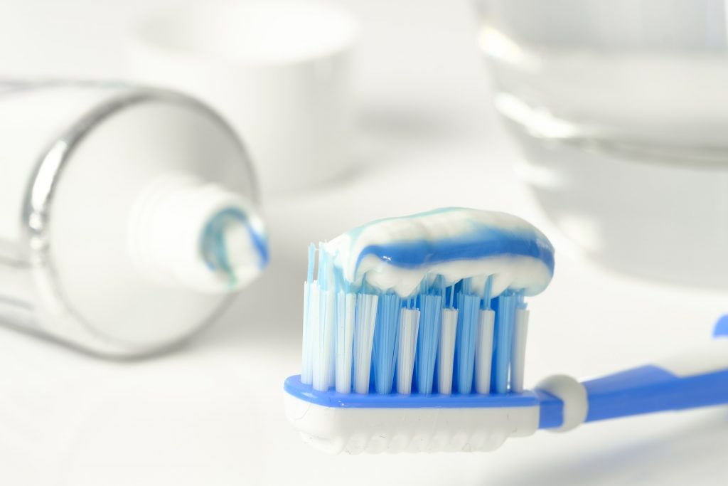 Brosse à dents avec du dentifrice