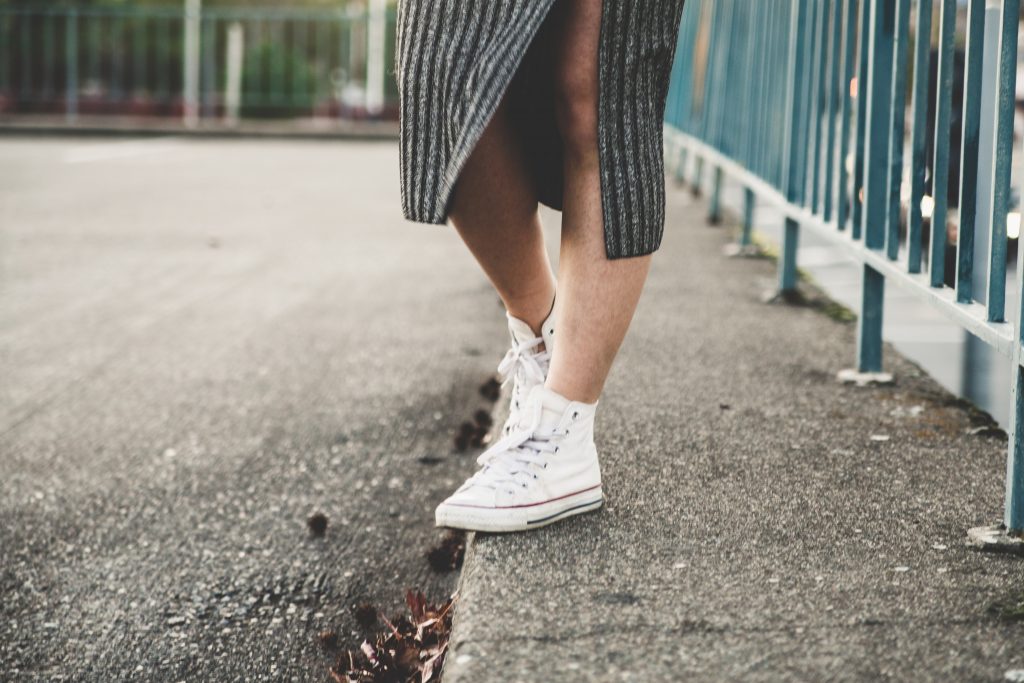 baskets blanches portée par une femme