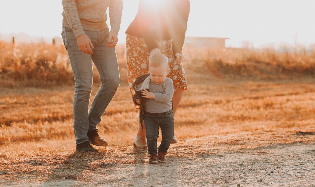 Jeunes parents en promenade avec leur bébé