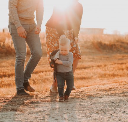 Jeunes parents en promenade avec leur bébé